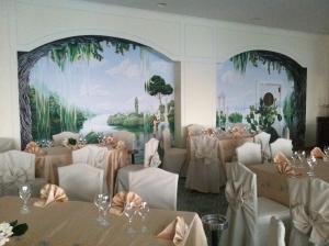 une salle à manger avec des tables et un tableau mural dans l'établissement Grand Hotel Il Ninfeo, à Gaète