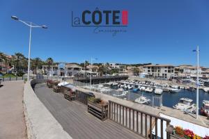a marina with boats in the water and buildings at Fidji bis in Sausset-les-Pins