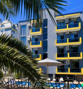 The swimming pool at or close to Casa Del Mar