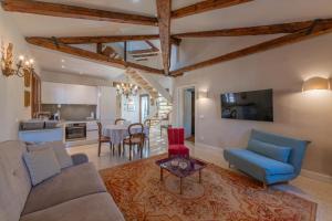 una sala de estar con un sofá y una mesa en Casa Virginia direct at the canal Cannaregio with own roof terrace, en Venecia