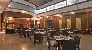 En restaurant eller et andet spisested på Royal Orchid Central Kireeti-HAMPI Hospet