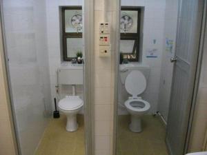 un piccolo bagno con servizi igienici e doccia di YHA Ngong Ping SG Davis Youth Hostel a Hong Kong