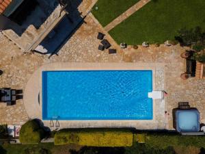 Bazén v ubytování Eco Stone Villa with Private Pool and Jacuzzi nebo v jeho okolí