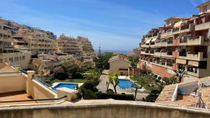 z balkonu budynku z dwoma basenami w obiekcie Apartamento Golf Beach w mieście Benalmádena
