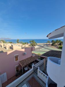 una vista della spiaggia dal balcone di una casa di El Amanecer de Cabo Tiñoso a Puerto de Mazarrón