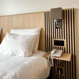 Postel nebo postele na pokoji v ubytování Mercure Saint Lô Centre