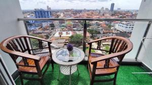 Dos sillas y una mesa en un balcón con vista. en Cahaya Qaira Homestay @ D'Perdana Kota Bharu, en Kota Bharu
