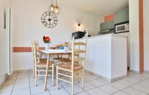a kitchen with a table and chairs and a refrigerator at ღ L'Oasis du Golf - Paisible maison proche Mer in Talmont