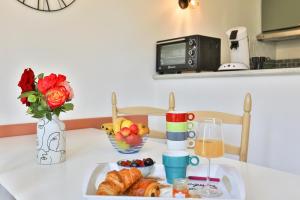 a table with a plate of food on a counter at ღ L'Oasis du Golf - Paisible maison proche Mer in Talmont