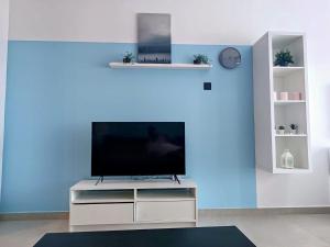 Azure Seaview Studio in Priscilla, Caesar Blue Resort & Spa, Gastria, Kalechik, Bogaz的电视和/或娱乐中心