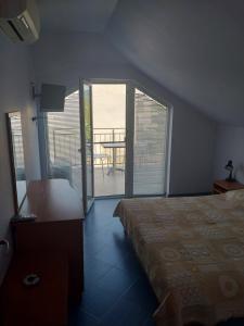 A bed or beds in a room at Family Hotel Maritime