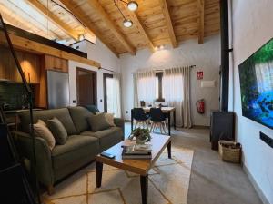 a living room with a couch and a table at Las Horneras de Cobeta Apartamento Petronila in Cobeta