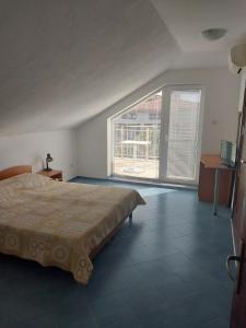 A bed or beds in a room at Family Hotel Maritime