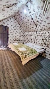 a bedroom with a bed in a tent at Camp Paramount Journeys in Jispa