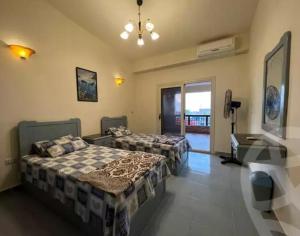 Postel nebo postele na pokoji v ubytování مارينا 4 شاليه 3 غرف