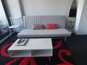 Posezení v ubytování CBD Modern 2B2B Apt, Indoor Pool Sauna, Nice view