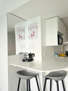 Kuhinja ili čajna kuhinja u objektu Stylish studio type apartment in Azure North