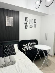 Prostor za sedenje u objektu Stylish studio type apartment in Azure North