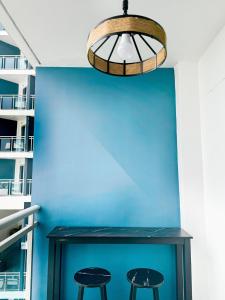 Fotografija u galeriji objekta Stylish studio type apartment in Azure North u gradu San Fernando
