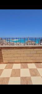 a balcony with a view of the beach and the ocean at رووف ريحانه الليدو in Marsa Matruh