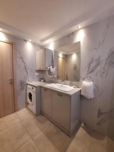 Kuchyň nebo kuchyňský kout v ubytování Petros Apartment Acharavi