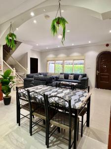 a living room with a table and a couch at شاليهات بلنسية الأندلس لبيوت العطلات - التصنيف إقتصادي in Taif