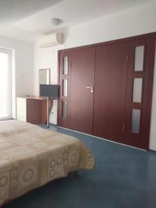 A bed or beds in a room at Family Hotel Maritime
