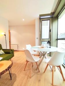 a living room with a white table and chairs at Viveiro Centro con parking in Viveiro