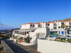 una vista de una casa con un tobogán en Atlantic Dawn, en Los Cancajos