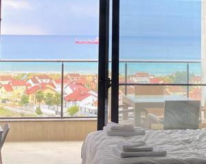KalecikAzure Seaview Studio in Priscilla, Caesar Blue Resort & Spa, Gastria, Kalechik, Bogaz的一间带床的卧室，可欣赏海景