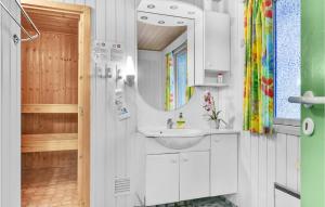 Ένα μπάνιο στο 4 Bedroom Nice Home In Toftlund