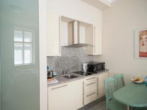 A kitchen or kitchenette at La Scala Apartments