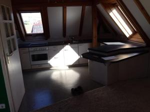 a small kitchen with a stove and a window at Charmantes Dachloft mit spektakulärer Aussicht in Ludwigsburg