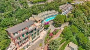 an aerial view of a building with a swimming pool at Hotel Leopold in Moneglia