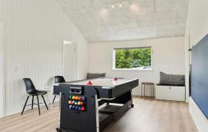 Un lugar para sentarse en Lovely Home In Væggerløse With Kitchen 20 fotos más