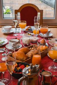 a table with a tray of food and glasses of wine at AKZENT Hotel Berg's Alte Bauernschänke- Wellness und Wein in Rüdesheim am Rhein