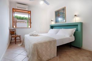 En eller flere senge i et værelse på Chicco di Sale - Exclusive Pool Villa