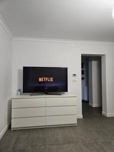 a flat screen tv sitting on top of a dresser at Apartament pe malul Mureșului in Arad