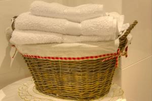 a basket filled with white towels on a table at Apartamentos Rurales El Rapallo in Alhama de Aragón +132 photos