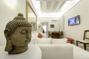 a statue of a head in a living room at Vittoria Suite in Rome