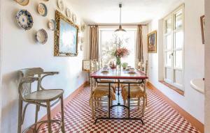 una sala da pranzo con tavolo e sedie di Gorgeous Home In Higuera De La Sierra a Higuera de la Sierra