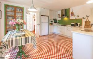 una cucina con un tavolo con un vaso di fiori sopra di Gorgeous Home In Higuera De La Sierra a Higuera de la Sierra