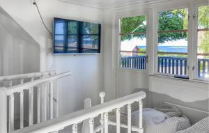 Μια τηλεόραση ή/και κέντρο ψυχαγωγίας στο 3 Bedroom Gorgeous Home In Bergkvara