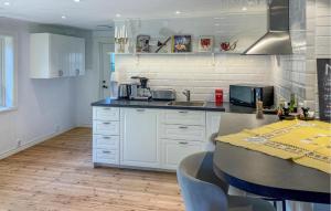 Η κουζίνα ή μικρή κουζίνα στο 3 Bedroom Gorgeous Home In Bergkvara