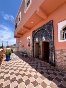 een gebouw met een tegelvloer en een bakstenen muur bij Appartements ELKHAIR in Tahannout +11 foto's