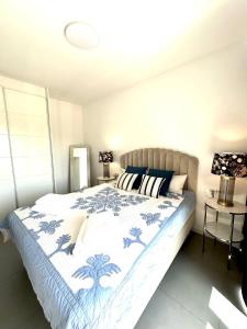 En eller flere senge i et værelse på LUXURY APT with SEAVIEW ROOF NEAR THE BEACH + 53 billeder