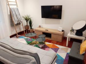 un soggiorno con due tavoli e una TV a schermo piatto di Centro de Bilbao, amplio, ascensor a Bilbao