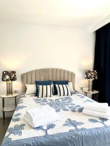 En eller flere senge i et værelse på LUXURY APT with SEAVIEW ROOF NEAR THE BEACH