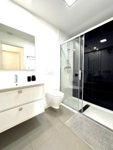 Et badeværelse på LUXURY APT with SEAVIEW ROOF NEAR THE BEACH