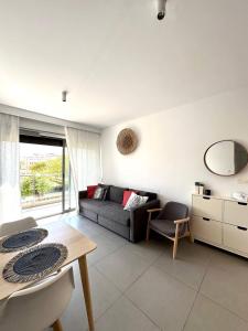 Et opholdsområde på LUXURY APT with SEAVIEW ROOF NEAR THE BEACH